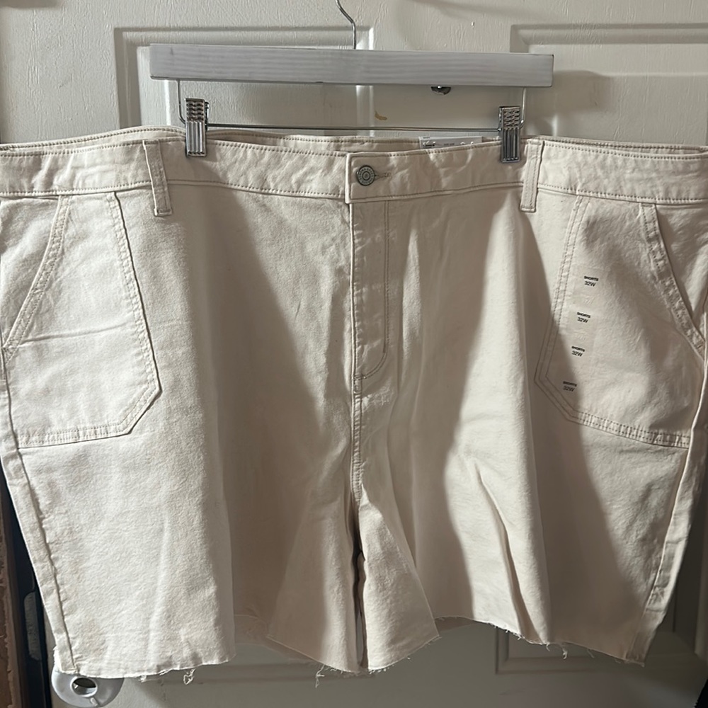 SONOMA PLUS SIZE HIGH RISE DENIM SHORTS: CREAM:NEW WITH TAGS: SZ 32W